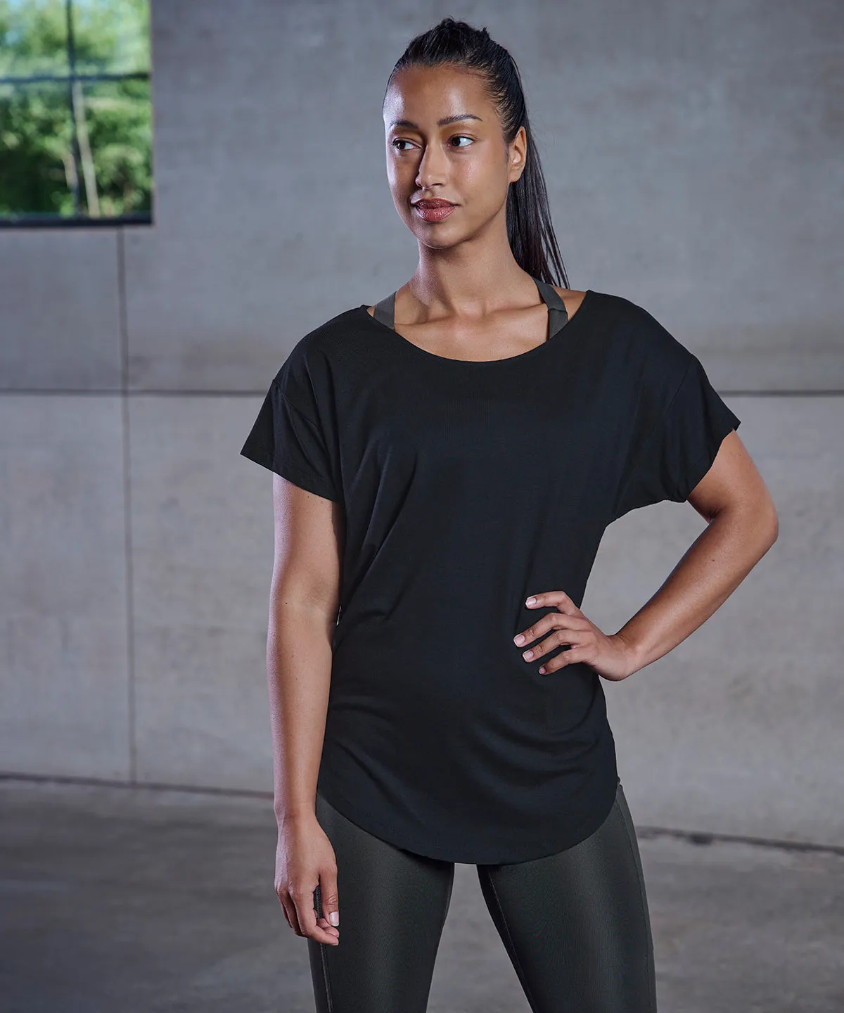 Black - Scoop neck T